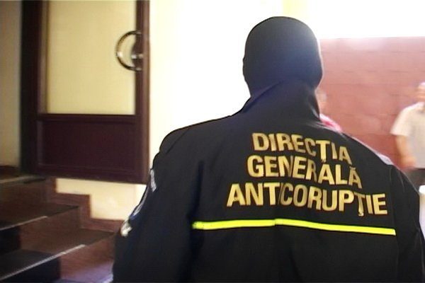 Zeci de percheziţii la angajaţi RAR și polițiști acuzați de corupție