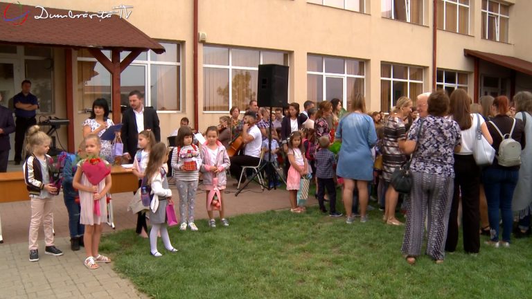 Flori și emoții în prima zi de școală la Dumbrăvița VIDEO