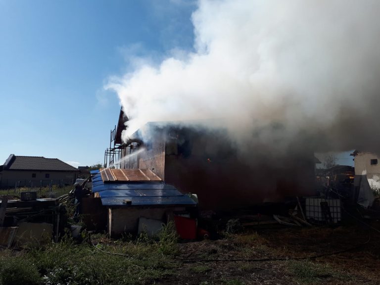 Incendiu puternic în Săcălaz FOTO