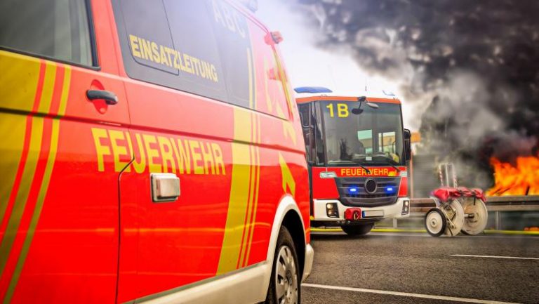 Două persoane au murit într-un incendiu uriaș, în Germania. În clădirea respectivă locuiesc 19 români