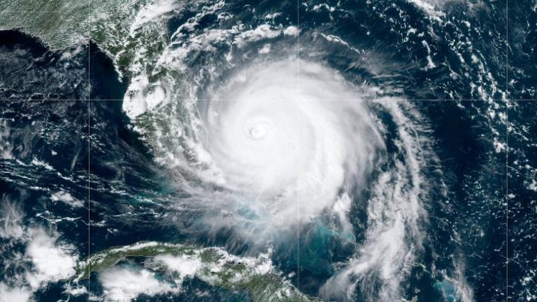 Uraganul Dorian a omorât cel puțin 5 persoane în Bahamas. Apa oceanului a ajuns la acoperișurile caselor