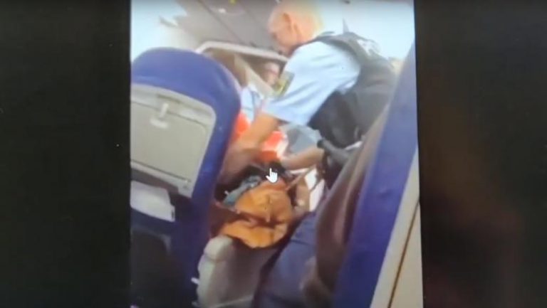 Un avion Wizz Air a aterizat de urgență din cauza unor pasageri români care au făcut scandal la bord