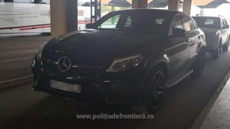 Doi tineri au încercat să intre în România cu un Mercedes de 45.000 de euro căutat în Franța. Ce s-a întâmplat când au ajuns la vamă