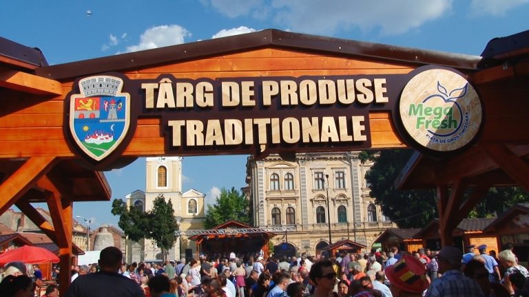 Deschiderea târgului din Piața Traian, cu mici, bere și horă cu edilii FOTO-VIDEO