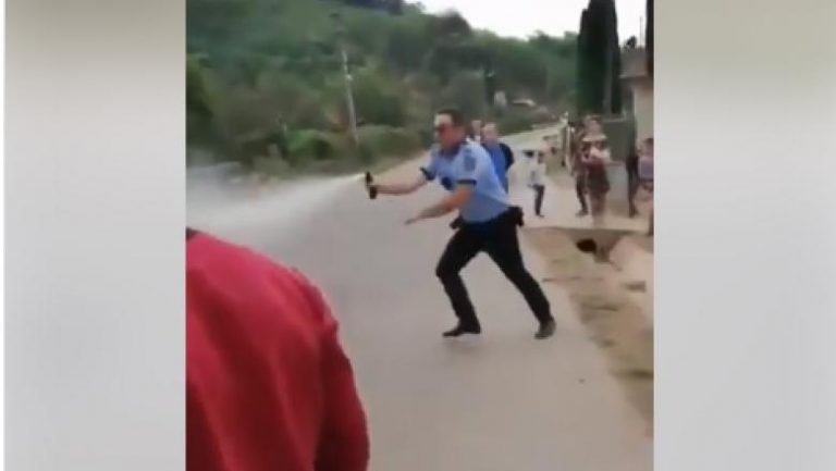 Bătaie între polițiști și localnicii unei comune. Oamenii legii au pulverizat spray lacrimogen