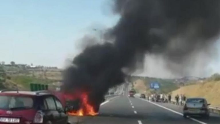 Mașină în flăcări pe autostradă. Traficul este blocat