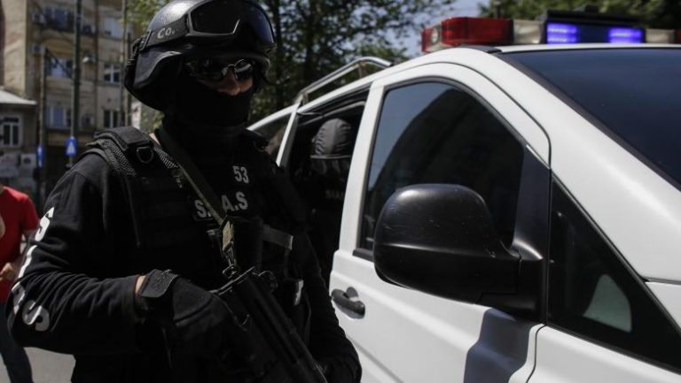 Un bărbat obliga o tânără să se prostitueze și să îi dea săptămânal 1.000 de euro pentru jocuri de noroc