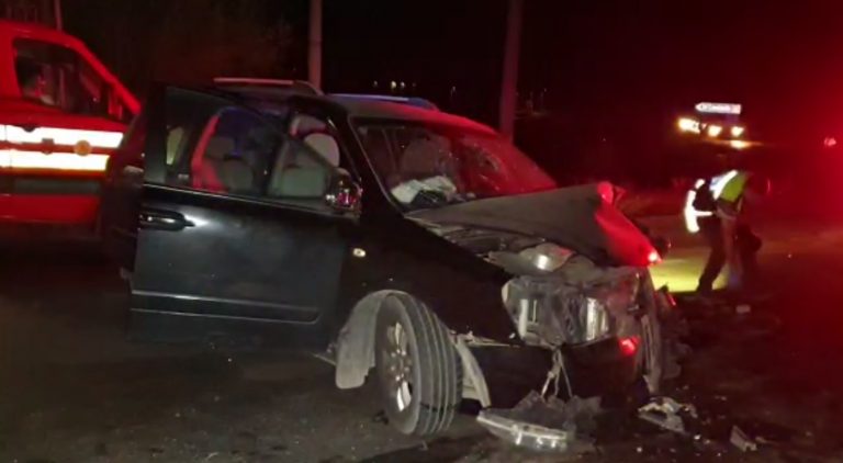 Două mașini s-au făcut praf, șapt persoane au fost rănite