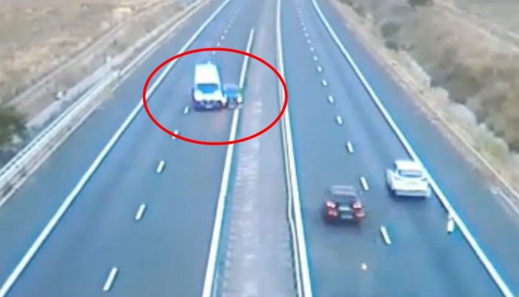 Un nou accident pe autostrada A1 Sibiu – Deva. Șoferul era cu ochii în telefon VIDEO