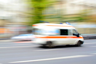 Trei persoane, accidentate pe trecerea de pietoni de o… ambulanţă