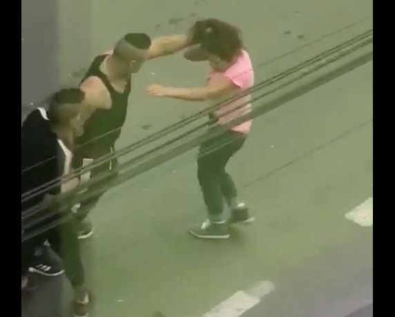 Femeie bătută în plină stradă/ VIDEO