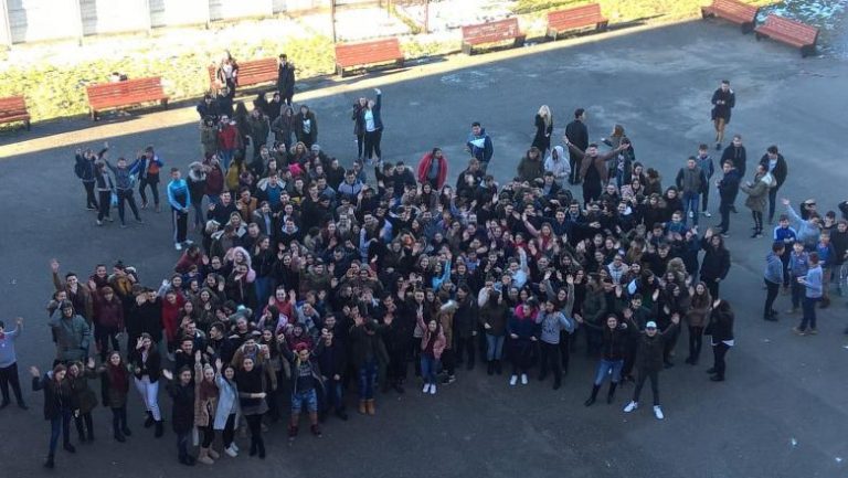 Elevii, nemulțumiți că bursele vor fi stabilite de primării