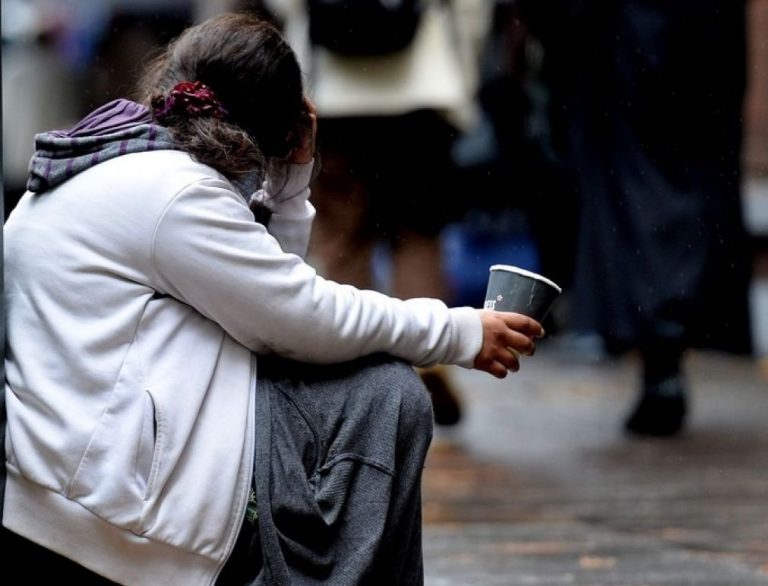 Hotărâre interesantă. Autorităţile din Arad au decis să confişte banii câştigaţi de cerşetori