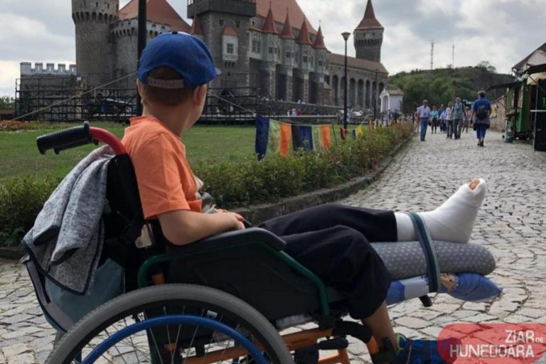 Copil în scaun cu rotile, umilit la Castelul Corvinilor