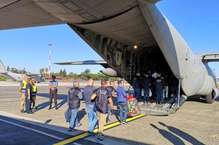 Avionul ,,groazei” a sosit în România!  Cine sunt deținuții aduși în țară pe calea aerului