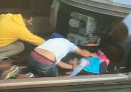 Scene de groază la metrou, în New York. O fetiță aruncată de tatăl ei în fața trenului a scăpat ca prin minune VIDEO