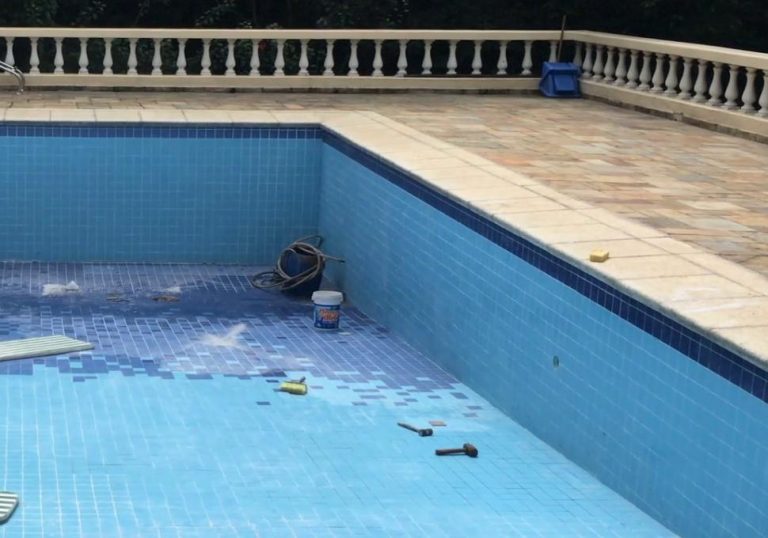 Tânăr în stare critică după ce s-a aruncat în cap, în piscina goală, la o nuntă