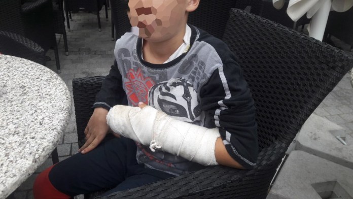 Drama unui elev de 11 ani | Bătut și batjocorit de ani buni, acum colegii i-au rupt mâna. Dascălii sunt nepăsători