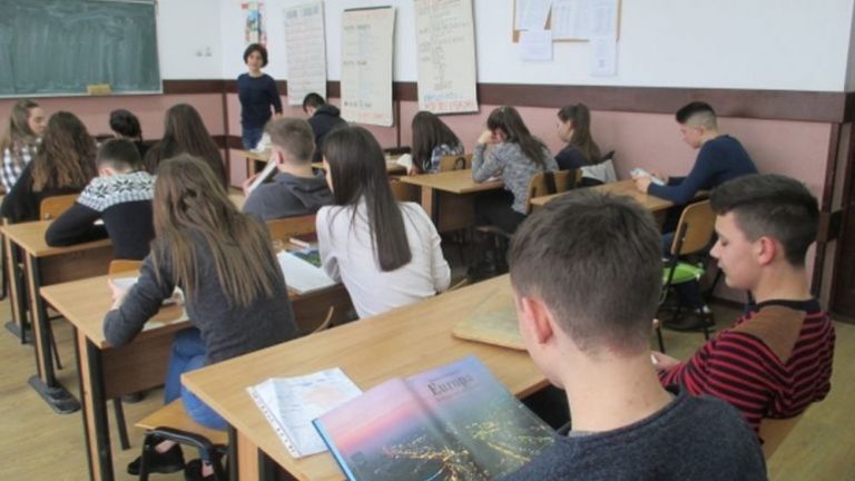 Structura anului școlar 2020-2021: școala începe pe 14 septembrie, vacanța intersemestrială revine