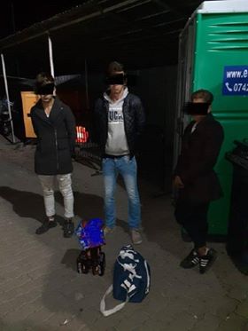 Trei hoți, prinși la scurt timp după ce au dat o lovitură la un lanț de supermarketuri