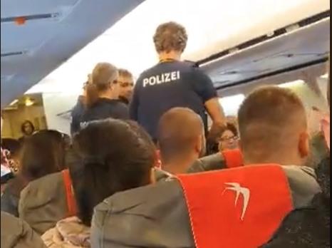 Un avion a aterizat de urgență la Viena, după ce un pasager român a agresat o stewardesă VIDEO