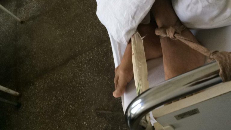Imagini șocante: Pacienți ținuți în cuști și legați de pat la un centru pentru persoane cu handicap din nordul țării FOTO