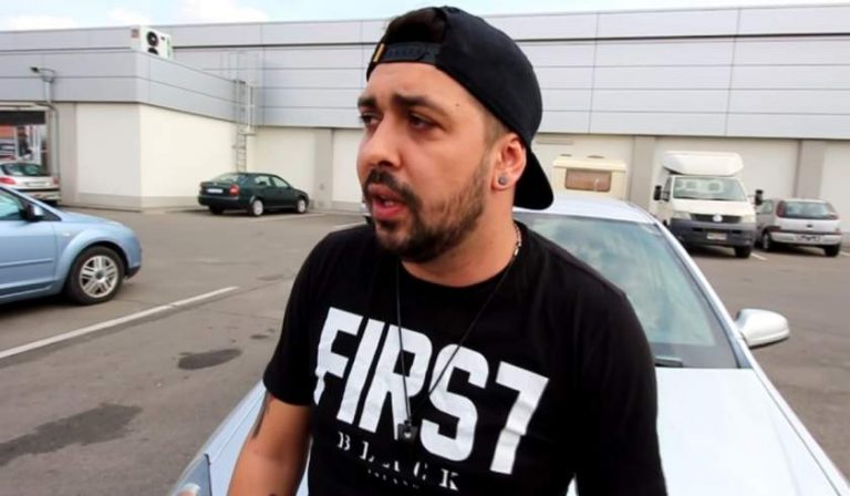 Vlogger faimos, alergat în trafic cu săbii și topoare