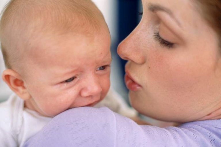 Bebeluş de 7 luni lovit cu pumnul în cap de tată, care se certa cu mama copilului