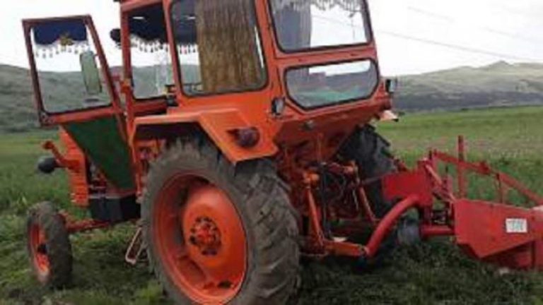 Tânăr ucis de o cositoare în timp ce ajuta un vecin