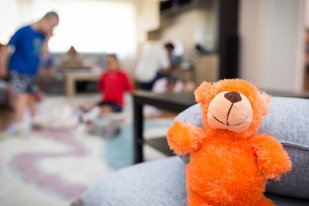 Copil lovit și sechestrat de doi tineri