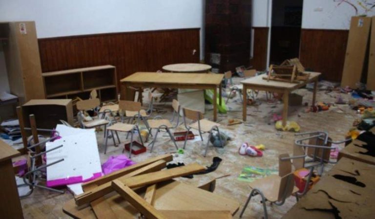 Trei elevi au distrus școala, enervaţi de o jucărie care cânta