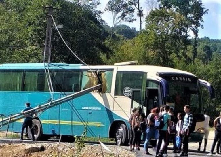 Un stâlp de telefonie a intrat prin geamul unui autocar plin cu copii. Totul, din neatenția șoferului