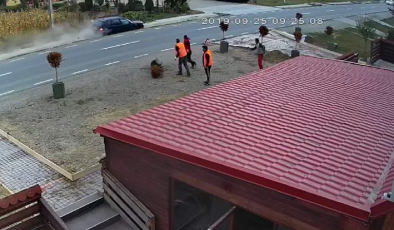 A călcat pedala de accelerație și a intrat, în plin, într-un cap de pod VIDEO