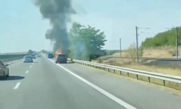 Trafic oprit: O mașină a luat foc în mers pe autostradă