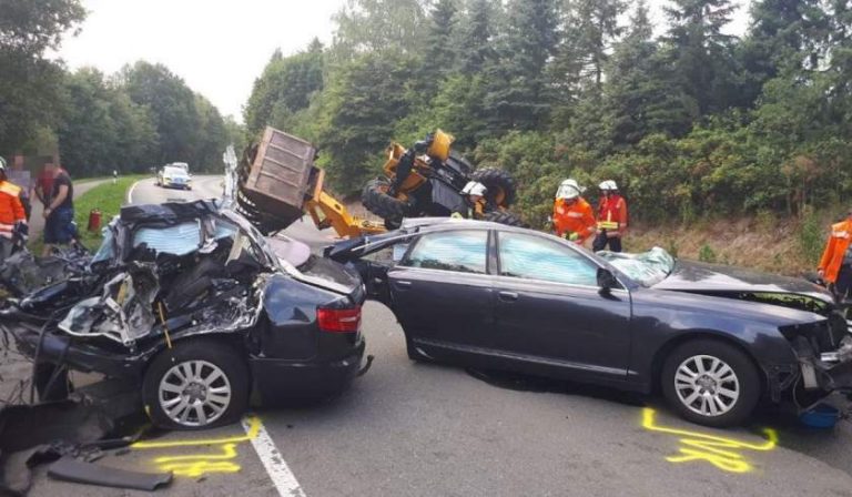 Audi A6 rupt în două de un excavator. Jumătate de maşină s-a întors pe cealaltă parte a şoselei