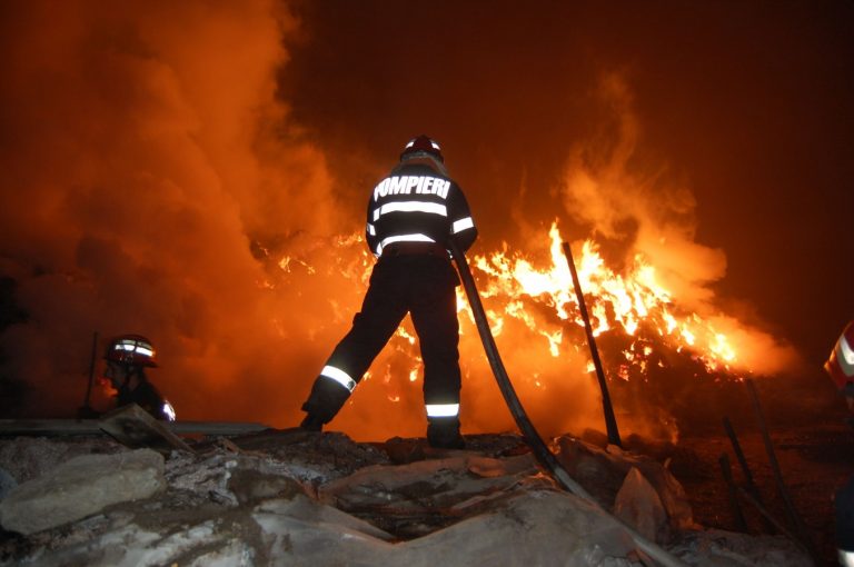 Incendiul din zona fostului combinat siderurgic a fost provocat intenționat, spun autoritățile