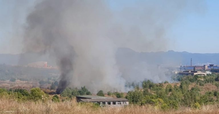 Incendiu de proporţii în zona fostului combinat siderurgic din Hunedoara. Aerul în oraș, irespirabil