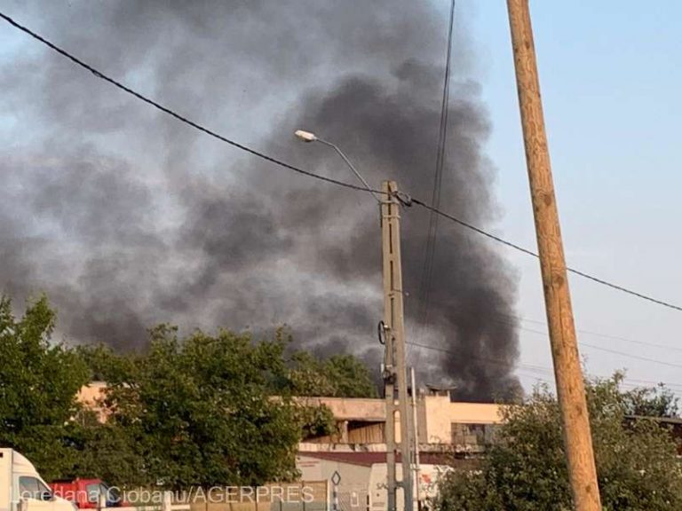 Cetăţenii avertizaţi prin sistemul Ro-Alert cu privire la degajarea mare de fum toxic, după izbucnirea unui incendiu puternic