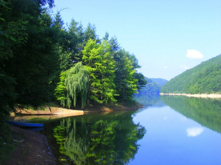 Update: Bărbat căutat de 3 zile de polițiști și scafandri în zona Lacului Secu FOTO