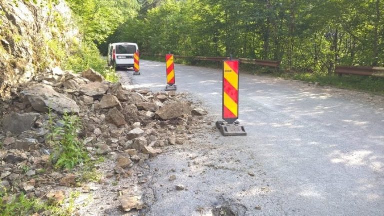 Atenţie! Căderi de stânci şi pietre pe mai multe drumuri din vestul țării