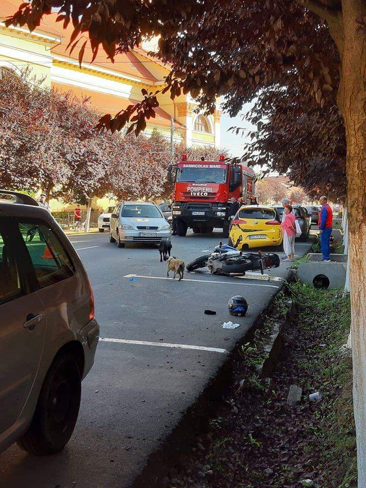 Motociclist rănit în Sânnicolau Mare, alte două mașini avariate