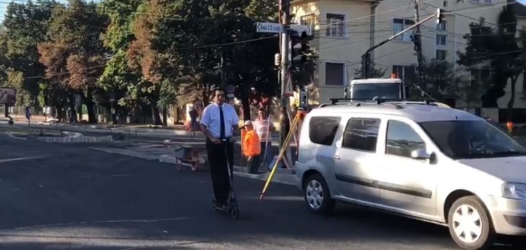 Timișoara | Încă 100 de trotinete electrice vor fi cumpărate de Primărie. Nicolae Robu și-a făcut apariția pe una, pe șantier VIDEO