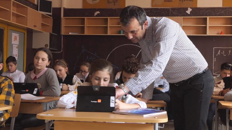 Elevii de la Satchinez învață matematică și informatică în laboratorul Digitaliada