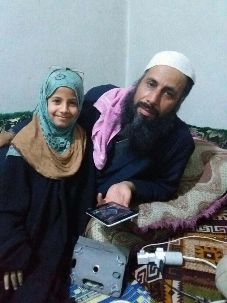 Înainte de a muri, tatăl le-a distrus pașapoartele. Povestea cutremurătoare a unei fetițe românce din Siria