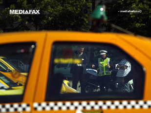 Trei clienţi au decis să-i aplice o corecţie unui şofer de taxi