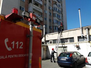 Doi bărbaţi au căzut în gol de la etajul cinci al unui bloc