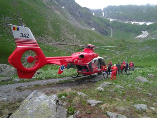 O femeie a solicitat să fie coborâtă cu elicopterul SMURD, după ce şi-a rupt un deget într-o drumeție pe munte