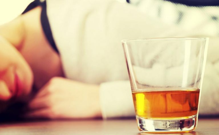 Mamă alcoolică, căzută în șanț. Copilaşul îi ţine berea. Fiica ei: „Iar ai băut, mamă? O să se aleagă praful de tine”  VIDEO