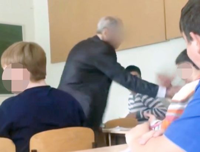 Un profesor de religie, anchetat după ce a fost acuzat că ar fi mângâiat și sărutat elevi