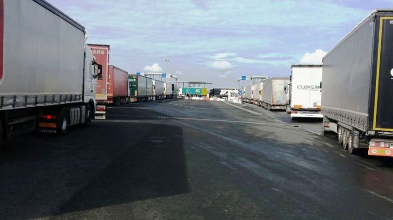 Avertizare Infotrafic: Coloane de maşini de 12 kilometri în punctele de trecere a frontierei Nădlac I şi Nădlac II